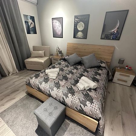 La Via Di Mezzo Apartment คาตาเนีย ภายนอก รูปภาพ