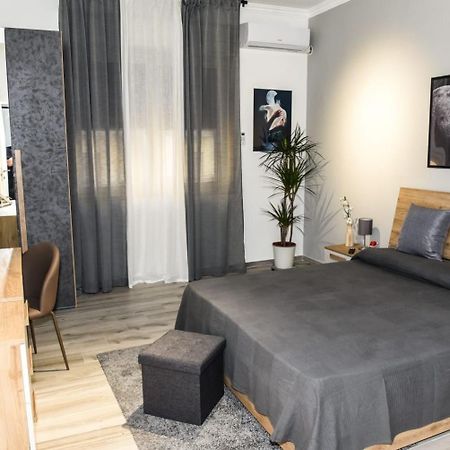 La Via Di Mezzo Apartment คาตาเนีย ภายนอก รูปภาพ